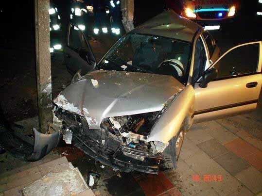 Mitsubishi potrąciło pieszego i uderzyło w słup (zdjęcia)