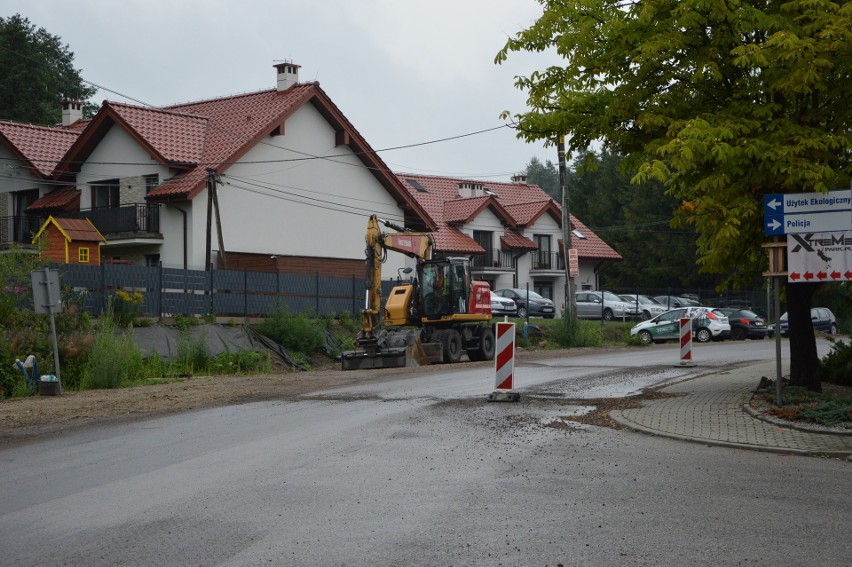 Droga powiatowa przez podwielickie Grabówki jest w...