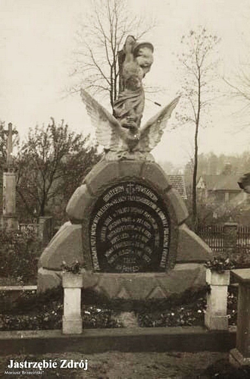 Lata 1925-1935 , Grób poległych Powstańców Śląskich.