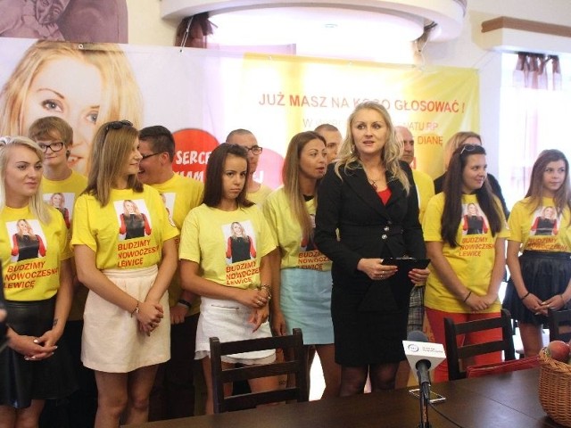 Małgorzata Marenin na czwartkową konferencję prasową przyszła wraz z młodymi sympatykami &#8222;Nowoczesnej Lewicy&#8221;.