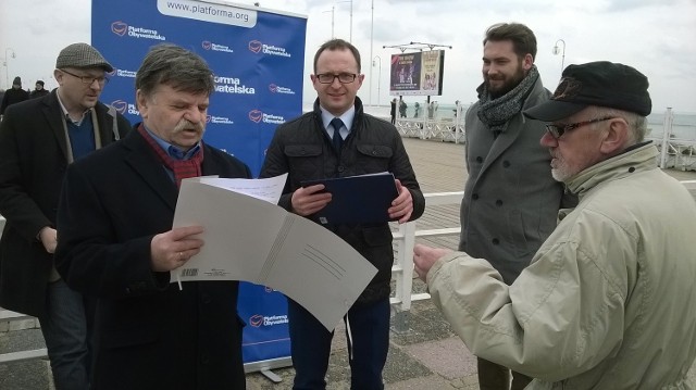 - Tylko w ostatnim czasie wielu prominentnych działaczy PiS w Sopocie zostało mianowanych na eksponowane stanowiska w spółkach zależnych od władz centralnych - mówił na briefingu Marcin Skwierawski