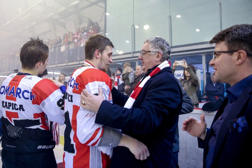 Prezes Janusz Filipiak i hokeści Comarch Cracovii podczas...