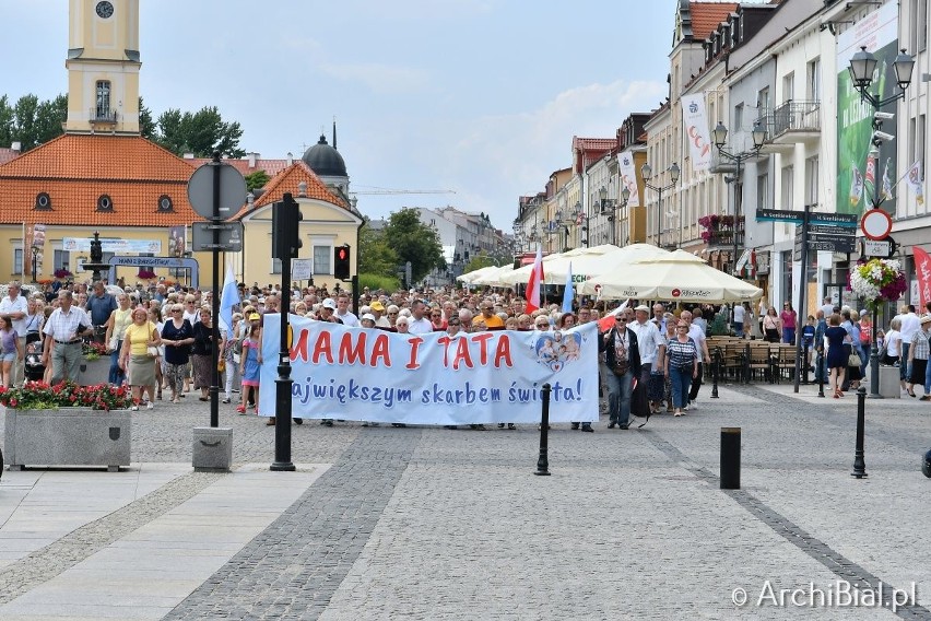 Przemarszem przez centrum miasta i wspólną modlitwą przed...