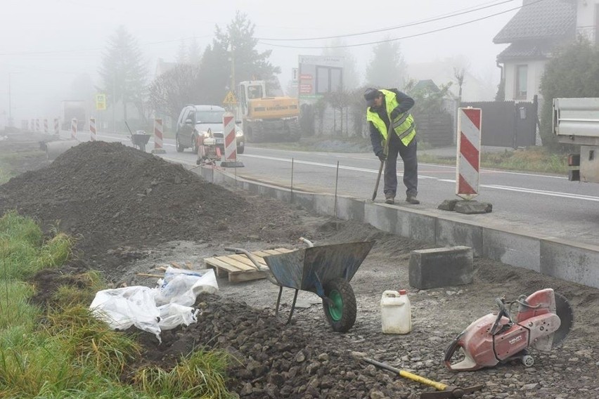 Gmina Wieliczka. Ruszyła budowa chodnika w Pawlikowicach