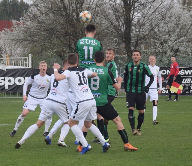 Stal Stalowa Wola po serii trzech meczów bez zwycięstwa ograła w Boguchwale GKS Bełchatów 1:0 i w praktyce zapewniła sobie utrzymanie w 2 lidze. Relacja z meczu i opinie TUTAJ