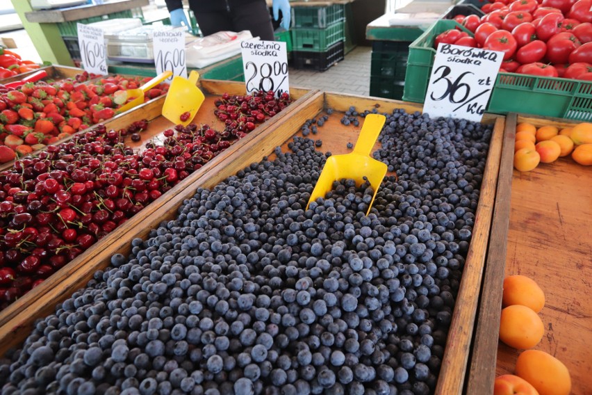 Ile kosztują owoce i warzywa? Ceny z brzezińskiego rynku