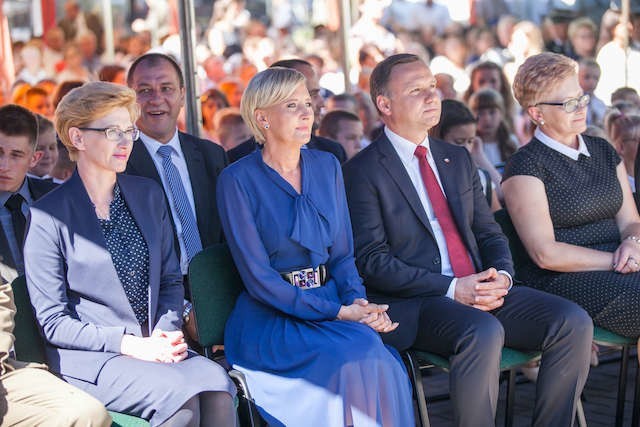 Prezydent RP Andrzej Duda z małżonką podczas uroczystości w Dziewierzewie. 