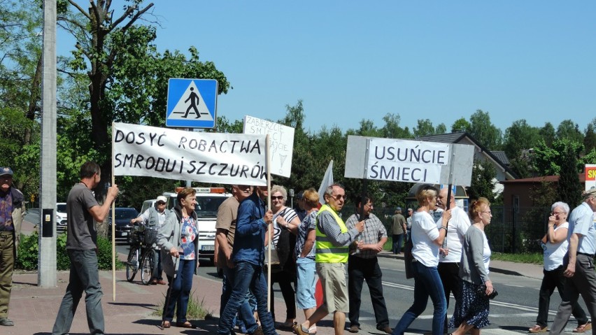 Mieszkańcy Klucz-Osady uzbrojeni w transparenty wczoraj...