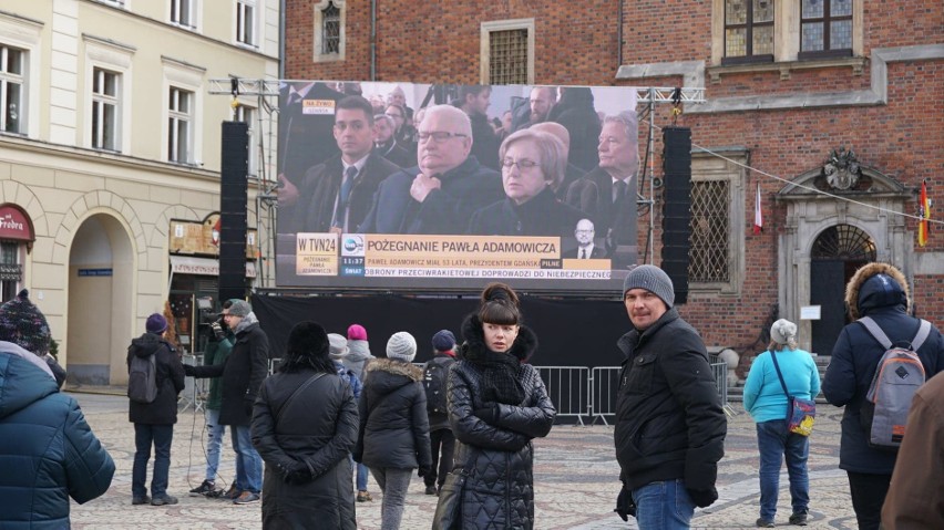 Wrocławianie na Rynku żegnali Pawła Adamowicza (ZDJĘCIA)