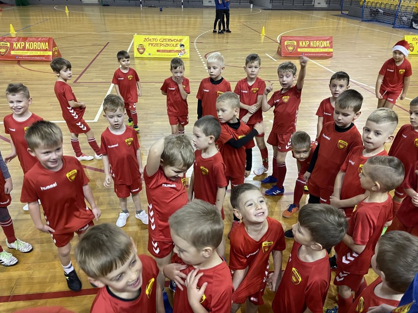 Mikołajki z KKP Korona odbyły się w Hali Legionów w Kielcach. Była sportowa rywalizacja i prezenty od świętego Mikołaja