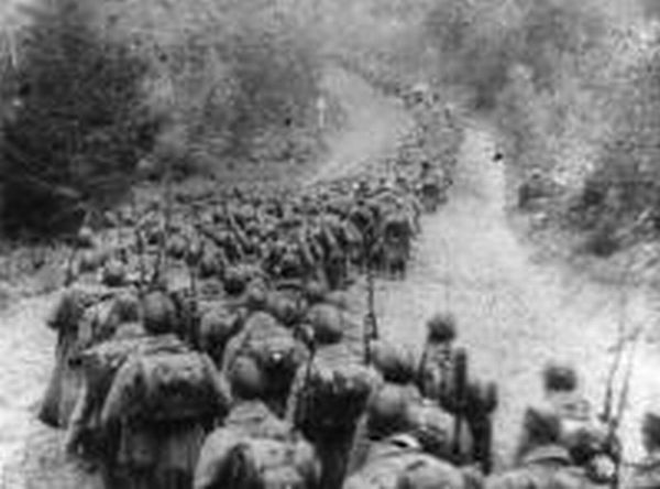 Kolumny piechoty sowieckiej wkraczające do Polski 17-09-1939.