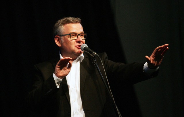 Artur Andrus to artysta kabaretowy i konferansjer, autor tekstów piosenek i także piosenkarz. W 2010 roku otrzymał tytuł Mistrza Mowy Polskiej