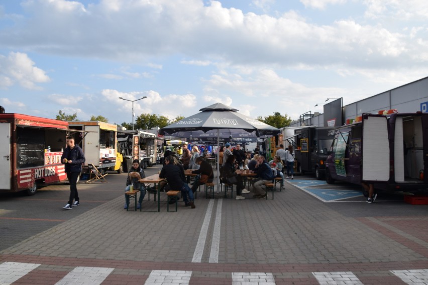Zlot Food Trucków w Białymstoku. Rozpoczęło się smaczne pożegnanie lata! Sprawdź, czego możesz tu spróbować  (zdjęcia)