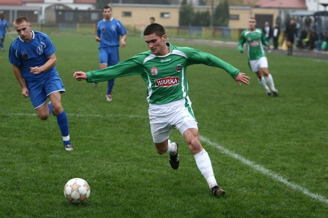 Paweł Tarnowski (z piłką) od kilku meczów gra na nowej pozycji - prawego pomocnika.