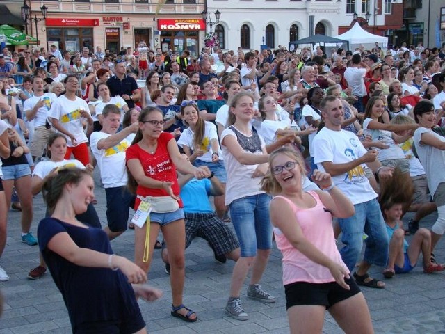 Pielgrzymi na ŚDM na Rynku Główny w Oświęcimiu