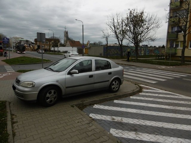 Mijają miesiące, a w tej kwestii praktycznie nic się nie zmienia. Nadal najwięcej zgłoszeń do straży miejskiej w Inowrocławiu dotyczy nieprawidłowego parkowania.W październiku dyżurny otrzymał 601 zgłoszeń. Aż 261 z nich dotyczyło nieprawidłowego parkowania. Inowrocławianie blokują wyjazdy (57 zgłoszeń), parkują na zakazach zatrzymywania się (55 zgłoszeń), na chodnikach (38 zgłoszeń), na trawnikach (24 zgłoszenia), na miejscach dla niepełnosprawnych (4 zgłoszenia), a także przy przejściach dla pieszych, skrzyżowaniach, na miejscach postojowych dla taxi albo przystankach autobusowych. - Każde wykroczenie jest dokumentowane fotograficznie przez funkcjonariuszy, a kierowca otrzymuje za wycieraczkę informację, aby stawił się w Komendzie Straży Miejskiej i wyjaśnił sprawę wykroczenia. Zakładane są również blokady na koła. Wówczas należy zadzwonić pod nr alarmowy 986 zgodnie z informacją pozostawioną za wycieraczką i poczekać na przyjazd funkcjonariuszy w celu ściągnięcia blokady i wyjaśnienia sprawy wykroczenia - wyjaśniają strażnicy miejscy z Inowrocławia.