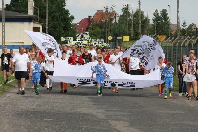 Na czele barwnej kawalkady, maszerującej przez cały Dobiegniew, szli z turniejową flagą młodzi futboliści miejscowych Błękitnych. Od dziś będą już tylko kopali piłkę!