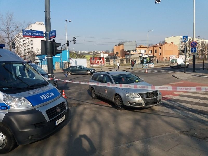 Wypadek na ul. Tuszyńskiej. Samochód potrącił trzy kobiety! Sprawca twierdzi, że miał pierwszeństwo [FILM, zdjęcia]