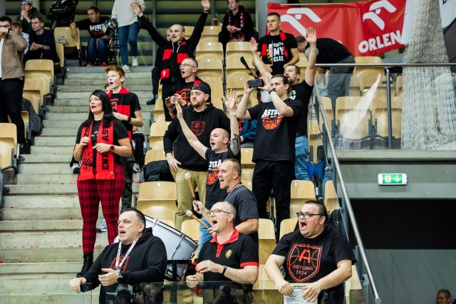 Koszykarze znad Brdy, choć prowadzili po pierwszej połowie 62:45, to ostatecznie przegrali u siebie z ekipą z Gdyni 88:102 w swoim piątym spotkaniu Energa Basket Ligi. Emocji nie brakowało. ZOBACZ ZDJĘCIA Z TRYBUN >>>>