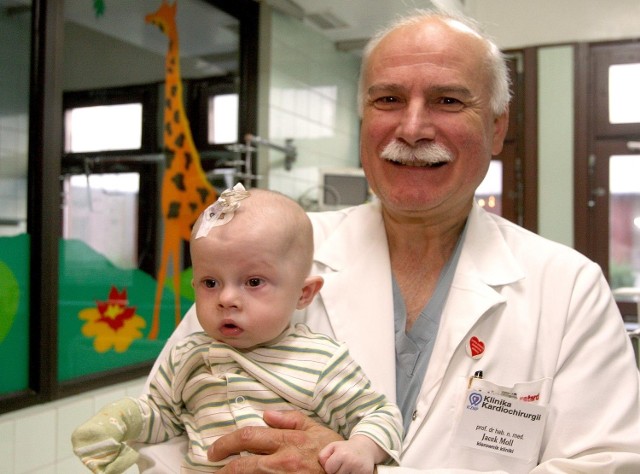 Prof. Jacek Moll to jeden z najwybitniejszych polskich kardiochirurgów. Operuje nawet kilkudniowe dzieci