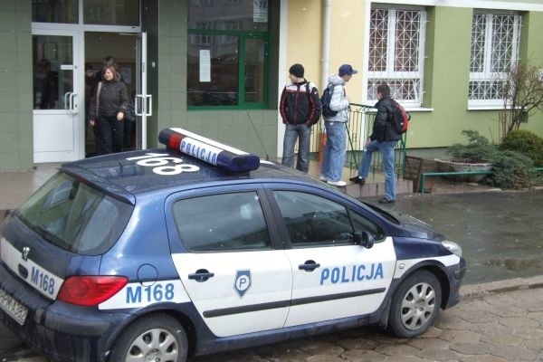 Strazacy ewakuowali uczniów jednej klasy – lącznie 26 osób