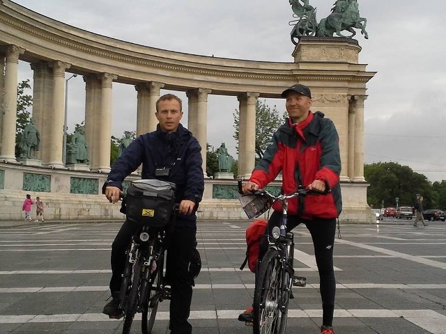 Trasa liczyła ponad 900 kilometrów. Po czterech dniach Michał Stożyński (od lewej) i Michał Puchała byli w Budapeszcie.