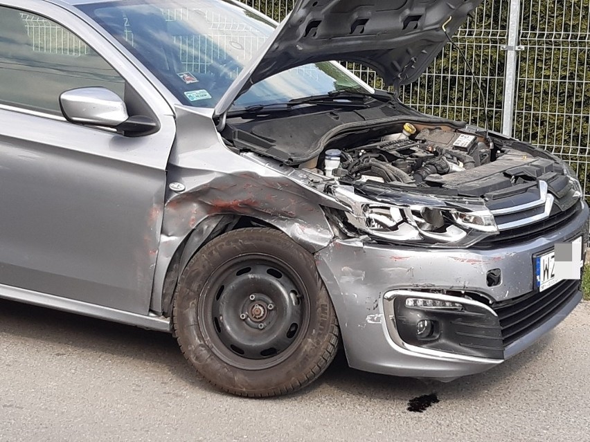 Wypadek dwóch samochodów w Długołęce. Starszy mężczyzna w volkswagenie nie ustąpił pierwszeństwa (ZDJĘCIA)