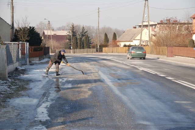 Zamarznięta gnojówka utworzyła na drodze wielkie lodowisko.