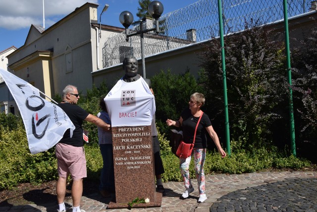 Działacze KOD-u z Grudziądza i sympatycy założyli na postument Lecha Kaczyńskiego koszulkę z napisem "Konstytucja Bracie".Działacze mieli w planach zawiesić tabliczki z napisem "Konstytucja" także na rzeźbie "Ułana i Panny" przy Ratuszu oraz pomniku Mikołaja Kopernika i Flisaku.