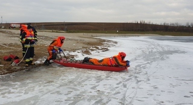 Strażacy z Kazimierzy Wielkiej przeprowadzili ćwiczenia zimowe na zamarzniętym zbiorniku retencyjnym na Małoszówce.