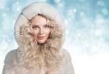 Jak dbać o włosy zimą? Jaką czapkę wybrać, by nie uszkadzała włosów? Co włączyć do zimowej diety, by wzmocnić kondycję włosów?