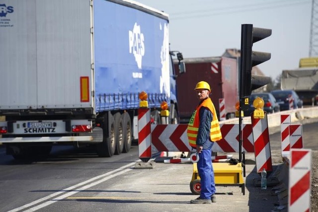 Wahadło na obwodnicy pozostanie do końca tygodnia. Potem przez dwa tygodnie zamknięty będzie odcinek drogi pomiędzy skrzyżowaniem z Budowlanych - Sobieskiego a Makro.