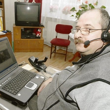 Piotr Rojewski nie wychodzi z mieszkania. Porusza tylko bezwładnymi dłońmi, ale to mu wystarcza, aby obsługiwać zamontowany na pulpicie wózka laptop i łączyć się ze światem przez internet.