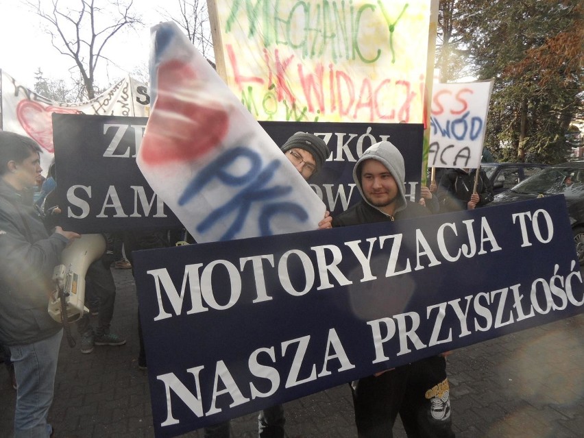 Protest przeciwko likwidacji szkół w Żywcu i Węgierskiej...