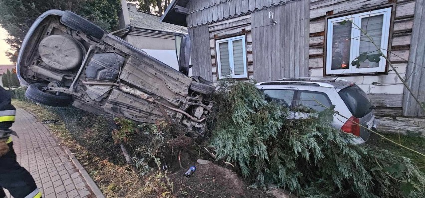 Pijany kierowca opla wypadł z drogi w Zarszynie. Po staranowaniu ogrodzenia zatrzymał się na prywatnej posesji [ZDJĘCIA]
