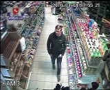 Ukradli ze sklepu 1,5 tys. zł. Szuka ich policja [WIDEO]