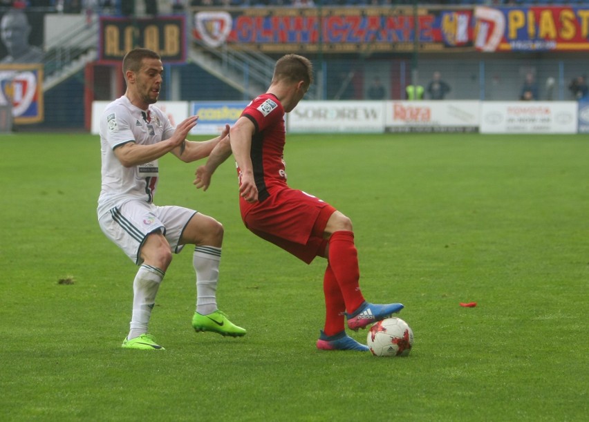 Piast Gliwice - Śląsk Wrocław 2:0. Kibice Śląska wyszli ze stadionu RELACJA + ZDJĘCIA + OPINIE