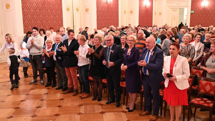 Publiczność w nadkomplecie wypełniła Salę Kryształową i...