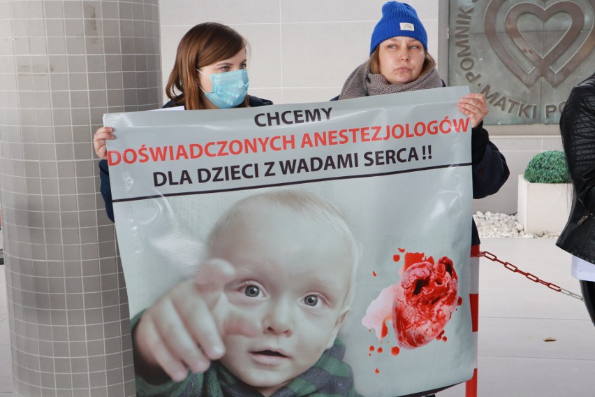 Przed "Matką Polką" protestowały matki dzieci z ciężkimi wadami serca. Maluchy od wielu miesięcy czekają na skomplikowane operacje serca. 