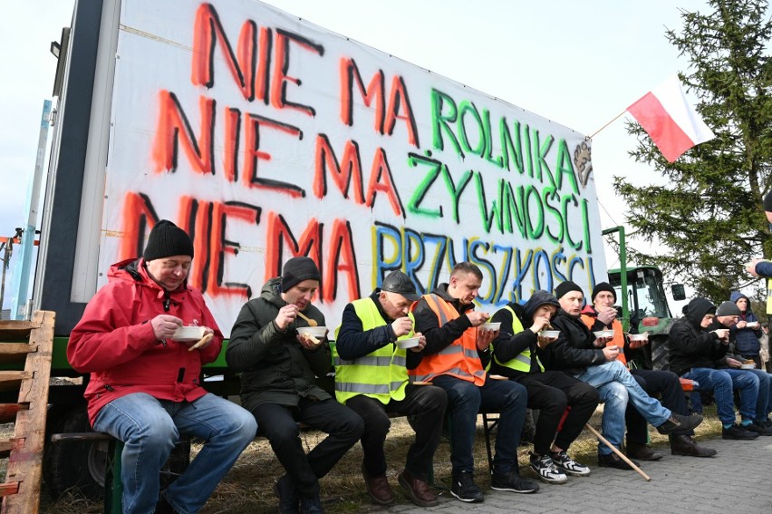 Całodobowy protest rolników w Nagłowicach. Zielone miasteczko zostanie tu aż do piątku, a może i dłużej