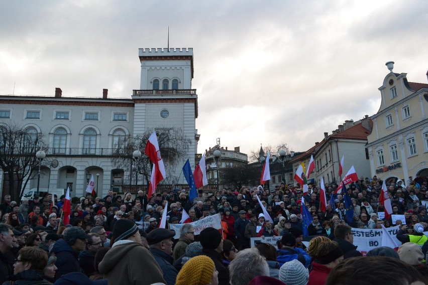 Manifestacja Komitetu Obrony Demokracji w Bielsku-Białej [ZDJĘCIA, WIDEO]