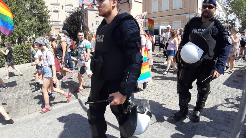 Marsz równości w Opolu. Incydenty na sobotnich manifestacjach środowisk LGBT+ i narodowych