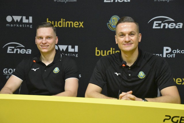 Rozgrywający Budimexu Stali Mikołaj Przybylski (z lewej) i trener Oskar Serpina są optymistami przed sobotnim meczem gorzowian z maturzystami z Kielc.