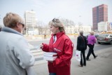 W Dzień Książki działacze SLD rozdali tonę książek [ZDJĘCIA]