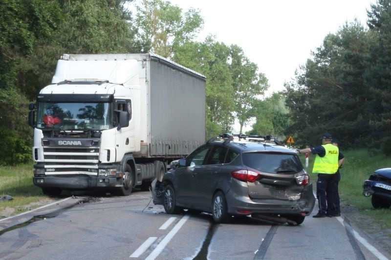 Czechowizna. Wypadek na DK 65. Seat uderzył w forda, a ford w tira (zdjęcia)