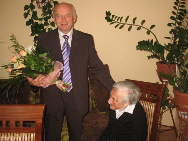 Z kwiatami do pani Anieli przybył wójt gminy Morawica Marian Buras.