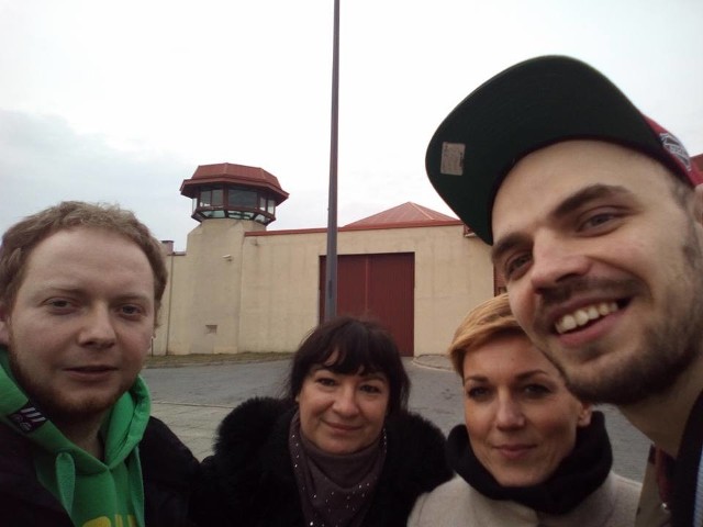 Jakub Popiel (z lewej) i jego znajomi, którzy prowadzą kurs Alpha w radomskim więzieniu.