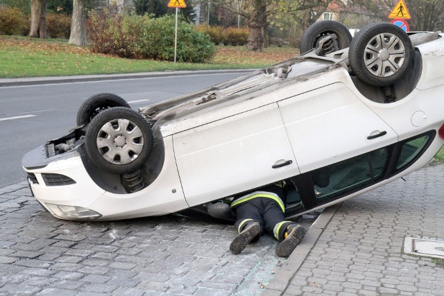 Wypadek na al. Wiśniowej przy wieży ciśnień. Skoda dachowała