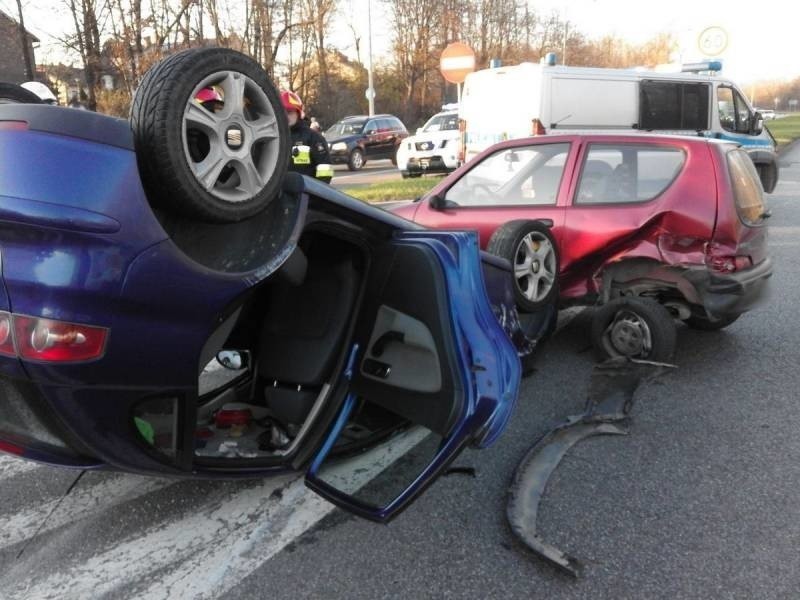 DK 75. Seat wywrócił się po zderzeniu z fiatem na skrzyżowaniu al. Piłsudskiego i ul. Gorzkowskiej