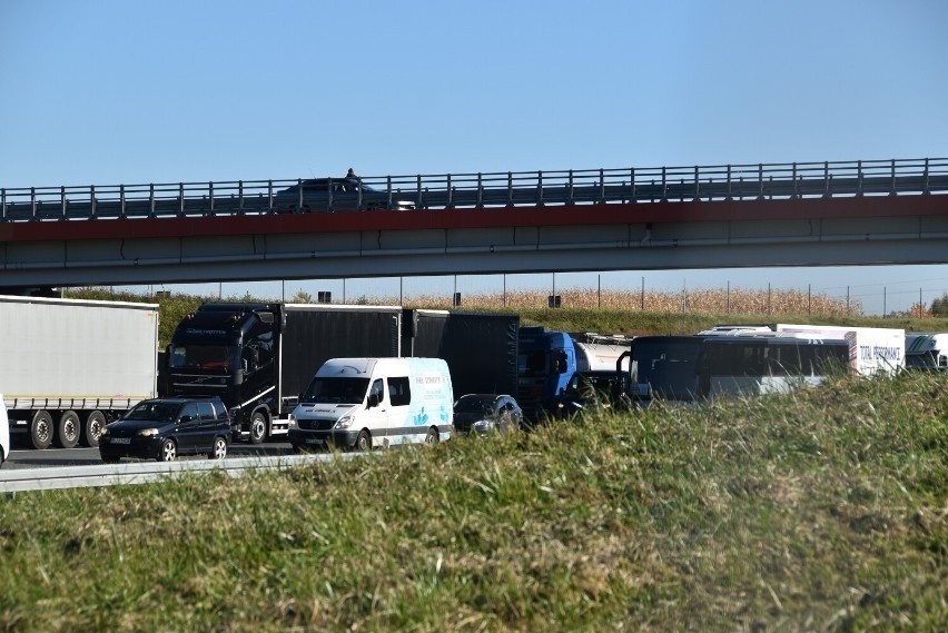 Tir wywrócił się na autostradzie A4 w Zaczarniu. Doga była zablokowana [ZDJĘCIA]